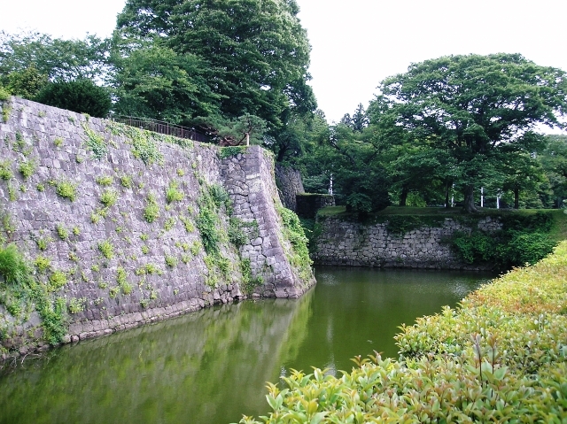 池と壁